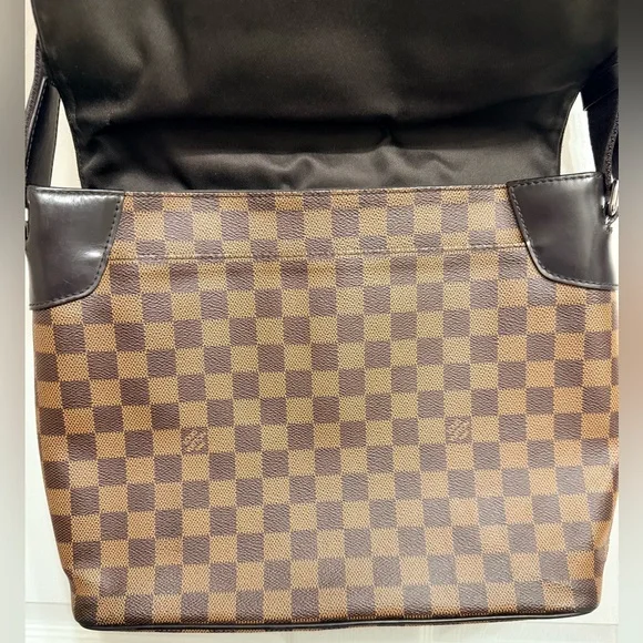 *Beautiful* Authentic Louis Vuitton - Damier Ebene Messenger Bag - Picture 14 of 16